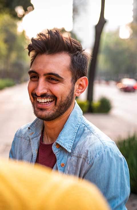 Hombre sonriendo Hombre sonriendo