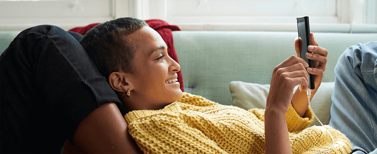 Mujer viendo su teléfono Mujer viendo su teléfono